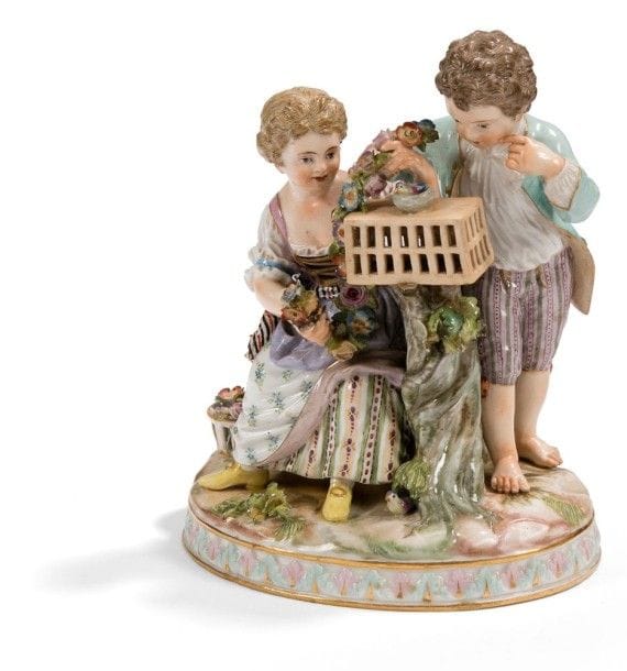 MEISSEN

Groupe en porcelaine représentant un jeune garçon et une fillette tenant une guirlande de fleurs autour d'une cage. Marquée Épées croisées en bleu.
Fin du XIXe siècle.
Hauteur: 15 cm
Petits éclats.