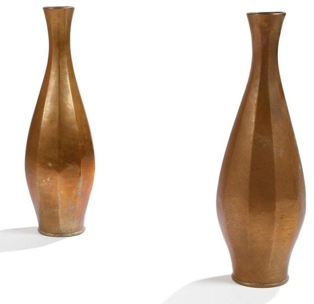 Liberato ZOLA (actif entre 1914 et 1932)
Paire de hauts vases piriformes à facettes. Épreuves en dinanderie de laiton réalisées sur la base d'obus. Signés L. ZOLA et datés 1919, gravés vers la base. H.: 39 cm