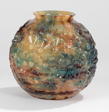TRAVAIL ART DECO Vase boule à col légèrement évasé. Épreuve en verre multicouche soufflé-moulé au décor en relief de marguerites sur fond marmoréen beige, brun et bleu. H.: 20 cm