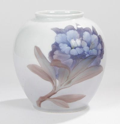 ROYAL COPENHAGUE
Vase ovoïde à col ourlé en porcelaine émaillée blanc et à décor de gentianes. Porte le cachet ROYAL COPENHAGUE, la marque aux trois vagues et une référence 2637/35A. H.: 20,5 cm