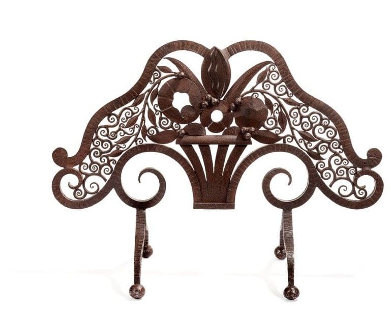 Dans le goût d'Edgar BRANDT (1880-1960)
Pare-feu en ailes de papillon, les pieds, en volutes, terminés par une sphère. Épreuve réalisée en fer forgé et patiné. Décor central de fleurs stylisées en bouquet. Circa 1925. 48 x 66 x 28 cm