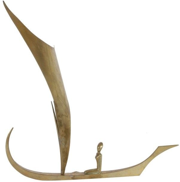 Atelier HAGENAUER Vienne (attribué à)
Africaine à la pirogue à voile Sculpture en bronze et laiton. Épreuve d'édition ancienne. Restaurations à la soudure de la voile. Vers 1930. H.: 37 cm - L. 42 cm
