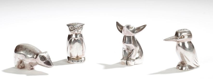 GALLIA - CHRISTOFLE
Orfèvre Hibou, Pic vert, Ours et Fennec - Suite complète de la série Cérébos composée de quatre salières individuelles. Épreuves en métal argenté. Années 1930. Fendillements. H. max.: 5 cm (Biblio. Catalogue commercial de la Maison Christofle, vers 1930. Modèles identiques reproduits page 20)