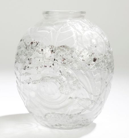 Edouard CAZAUX (1889-1974) sculpteur & David GUERON verrier
Vase ovoïde à col annulaire. Épreuve en verre moulé pressé au décor en relief de motifs géométriques et de feuillage stylisé. Décoration interne argentée, en partie dégradée. Signé GUÉRON au revers. H.: 21 cm