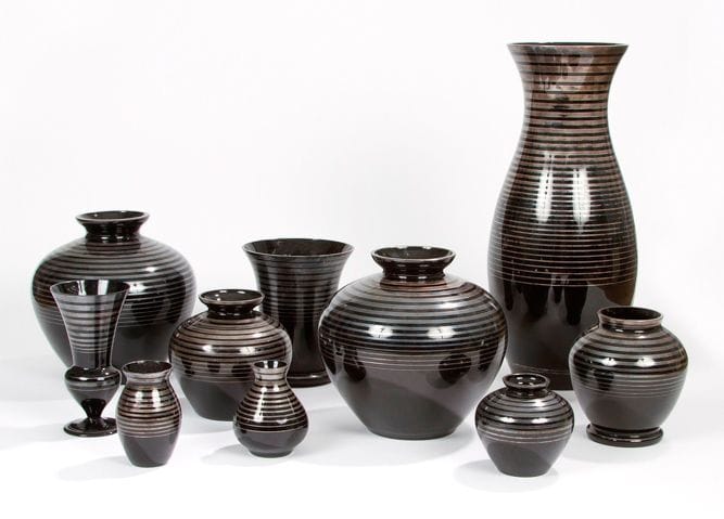 FAINS (Verrerie de Fains-les-Sources)
Réunion de dix vases de formes et de tailles différentes. Épreuves en verre soufflé et teinté noir dans la masse à décor de cercles concentriques argentés. Un éclat au col sur l'un, une restauration au col sur un autre. H. variables de 10,5 cm à 46 cm