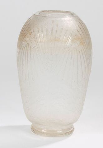 Charles SCHNEIDER (1881-1953)
Vase ovoïde sur talon en verre granité blanc à décor géométrique gravé en réserve à l'acide. Signé SCHNEIDER sur la tranche du talon. H.: 20,5 cm