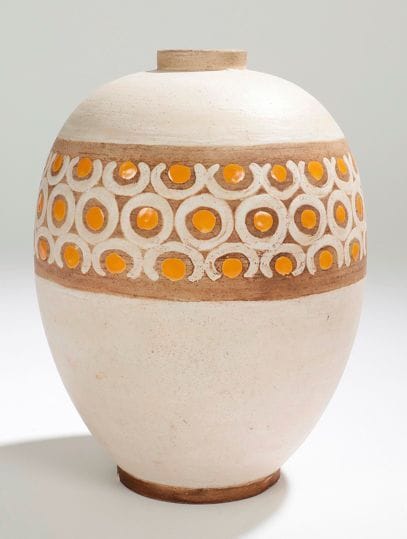HENRI CHAUMEIL (1877-1944)
Pied de lampe ovoïde. Épreuve en céramique émaillée au décor polychrome d'une frise de pastilles. Petits éclats au talon. H.: 25 cm