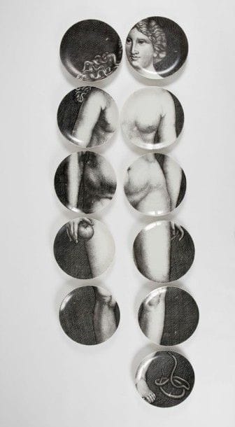 Piero Fornasetti (1913-1988)
Série Ève Suite de 11 assiettes en porcelaine à décor sérigraphique. Légères usures aux décors. Manque l'assiette n°1 du pied droit. Chaque assiette numérotée au dos de 2 à 12, et signée du cachet FORNASETTI Milano Made in Italy. D.: 26 cm (Biblio. Piero Fornasetti la folie pratique, exposition musée des arts décoratifs, Paris, 2015, exemplaire à fond or reproduit p. 245)