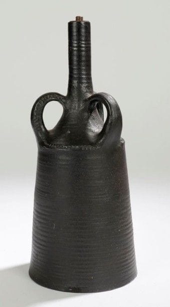 Jeanne & Norbert PIERLOT (1917-1988) & (1919-1979) - Château de RATILLY
Pied de lampe, façon épis de faîtage, en céramique émaillée noir. Restauration à l'embouchure. Signé du tampon à la chouette. H.: 34 cm