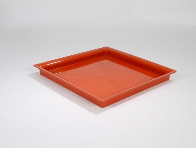 TOMOIE (maître laqueur) & HEIANDO (manufacture)
Grand plateau de forme carrée à hauts bords en laque de type negoro nuri orange, noir pour le dessous. Dans son coffret d'origine en bois portant des inscriptions en japonais indiquant le type de laque, le nom du maître laqueur et la fabrique. Usure sur une arête. 48,5 x 48,5 cm (Provenance: Collection Delpire)