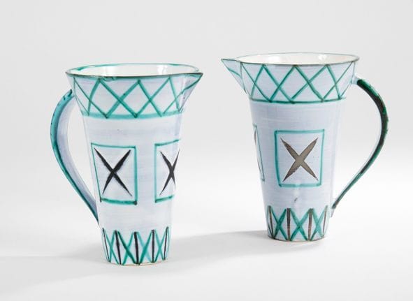 Olivier GAGNÈRE (né en 1952) & Atelier PICAULT à Vallauris
Suite de deux pichets de forme évasée et à une anse détachée. Épreuves en céramique émaillée polychrome à décor de motifs géométriques. Un léger éclat sur un bec verseur. Chacun marqué M. O. G. Vallauris. H.: 21 cm