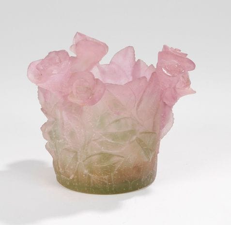 DAUM NANCY FRANCE
Roses Photophore ou petit cache-pot en pâte de cristal moulée, en dégradé du vert au violet et à décor de roses et de feuillages. Un petit éclat sur une feuille en pourtour. Situé et daté Nancy 2007 en lettres cursives sous la base. H.: 11,5 cm