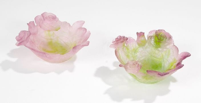 DAUM NANCY FRANCE
Roses Paire de petites coupes creuses en pâte de cristal moulée, en dégradé du vert au violet et à décor de roses et de feuillages. Chaque coupe située et datée Nancy 2007 en lettres cursives sous la base. D.: 13,5 cm