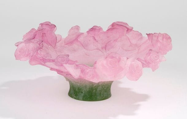 DAUM NANCY FRANCE
Roses Grande coupe sur talon en pâte de cristal moulée, en dégradé du vert au violet et à décor de roses et feuillages. Situé et daté Nancy 2008 en lettres cursives sous la base. H.: 14 cm - D.: 34 cm