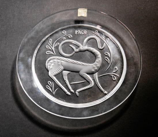 Maison LALIQUE
Gazelle fantaisie, assiette de l'année1968 Assiette en cristal moulé-pressé et, en partie, satiné. Vendue dans son coffret d'origine. Signée LALIQUE ® France en lettres cursives sur la pointe sous la base. D.: 21 cm