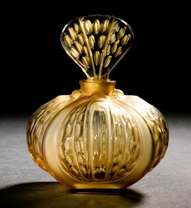 MAISON LALIQUE d'après un modèle de Marie-Claude LALIQUE (1935-2003)
Mirabel, modèle créé en 1989 Flacon en cristal gris jaune moulé-pressé et, en partie, satiné. Vendu dans son coffret d'origine. Signé LALIQUE ® France en lettres cursives, à la pointe, sous la base. H.: 12,5 cm