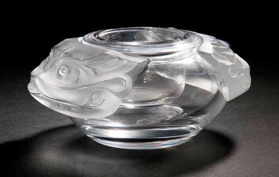 Maison LALIQUE
Olga Coupe à caviar en cristal moulé-pressé et, en partie, satiné. Réceptacle amovible. Signée sur les deux parties LALIQUE ® France en lettres cursives, à la pointe sous la base. H.: 9 cm D.: 20 cm