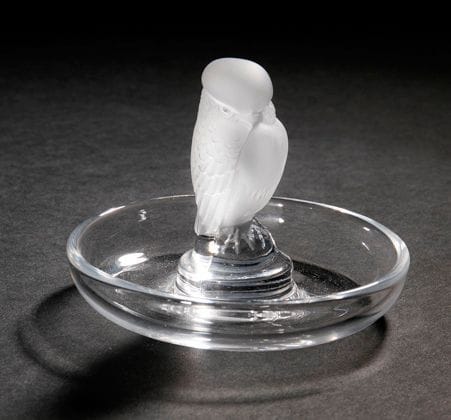 Maison LALIQUE
Rapace Baguier en cristal moulé et, en partie, satiné. Vendu dans son coffret d'origine. Signé LALIQUE ® France en lettres cursives sur la pointe sous la base. H.: 7 cm D.: 9 cm