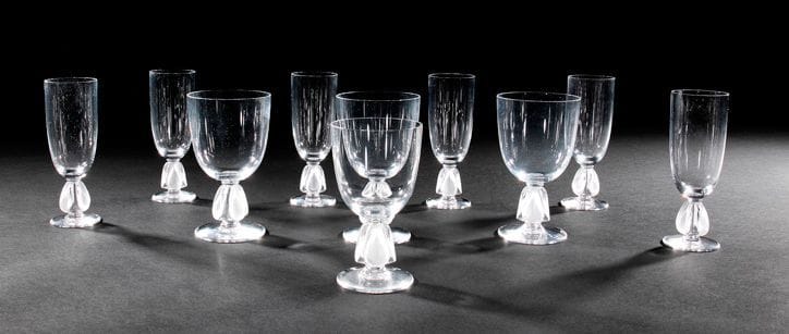 MAISON LALIQUE d'après un modèle de Marie-Claude LALIQUE (1935-2003)
Bellini, modèle créé en 1991 Partie de service de verres en cristal comprenant un verre à eau n°1, trois verres à eau n°2 et six flûtes à Champagne. Chaque verre signé LALIQUE ® France en lettres cursives, à la pointe, sous la base. H.: 15,4, 16,2 et 17,3 cm