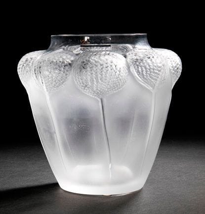 MAISON LALIQUE d'après un modèle de Marie-Claude LALIQUE (1935-2003)
Bali, modèle créé en 1995 Vase en cristal moulé-pressé et, en partie, satiné. Vendu dans son coffret d'origine. (réf. catalogue commercial 2012 10140500 page 118). Signé LALIQUE ® France en lettres cursives, à la pointe, sous la base. H.: 17 cm