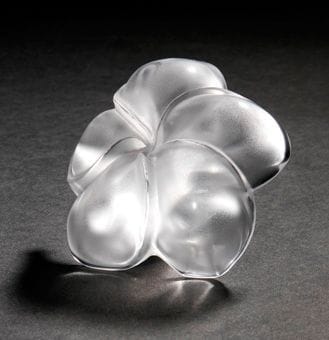 Maison LALIQUE
Pique-cierge en cristal moulé-pressé. Vendu dans son coffret d'origine. Signé LALIQUE ® France en lettres cursives sur la pointe. H.: 6 cm D.: 8 cm