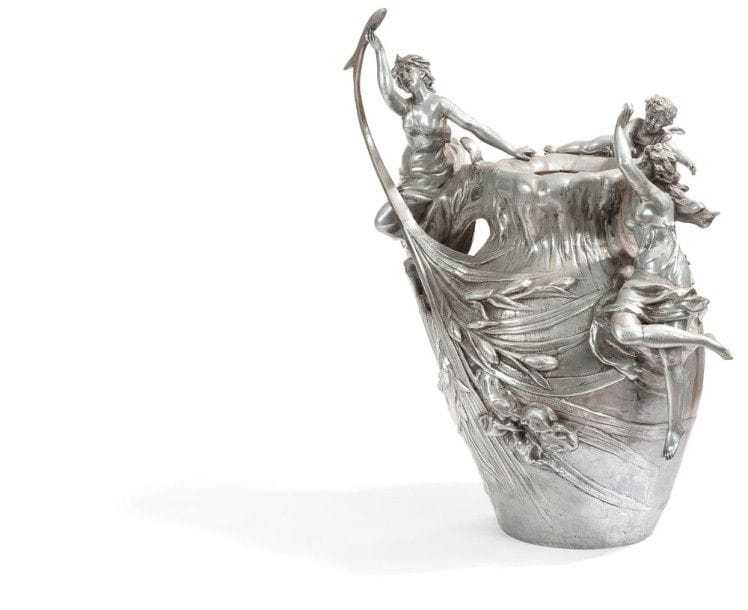 Luca MADRASSI (1848-1919)
Femme, Amour et Fleurs, vers 1900 Spectaculaire vase en étain argenté. Accident à une jambe. Époque Art Nouveau. Signé MADRASSI dans le décor. H.: 59 cm LOT VENDU SUR FOLLE ENCHÈRE