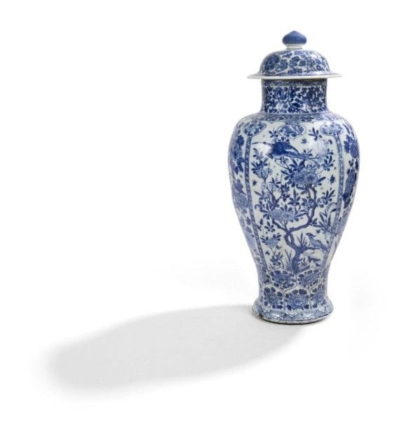 CHINE - EPOQUE KANGXI (1662 - 1722)

Potiche en porcelaine à décor en bleu sous couverte de médaillons d'oiseaux parmi les pruniers en fleurs, les chrysanthèmes et les pivoines, le col orné de rinceaux et de fleurs de lotus. 
(Éclats et restaurations).
Hauteur: 60 cm