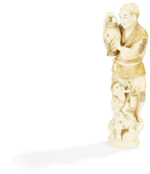 JAPON - Epoque MEIJI (1868 - 1912)

Okimono en ivoire, vendeur de lanternes debout avec un enfant. Signé dans un cartouche en laque rouge Kiyozan. 
Hauteur: 23 cm