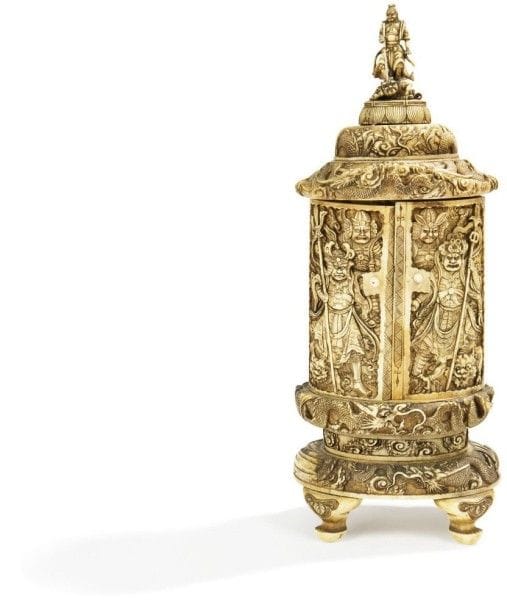 JAPON - Epoque MEIJI (1868 - 1912)

Butsudan en ivoire sculpté, découvrant Kannon accompagnée de ces deux accolytes, les portes ornées de gardiens et Benten parmi les nuages. 
Hauteur: 29 cm