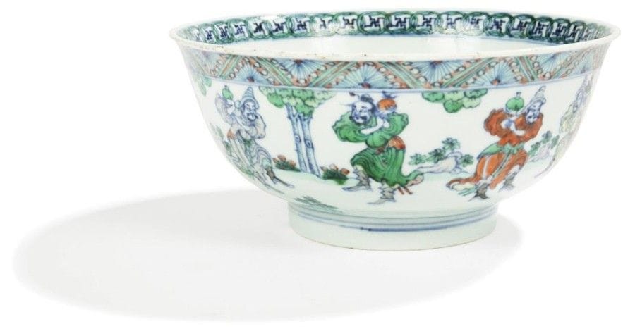 CHINE - EPOQUE KANGXI (1662 - 1722)

Grand bol en porcelaine décorée en bleu sous couverte et émaux polychromes dit «doucai» de huit immortels debout sur une terrasse tenant des fruits. L'intérieur orné d'un dragon de face pourchassant la perle sacrée, la bordure ornée d'une frise de sapèques. 
(Fêlures et petit éclat). 
Diamètre: 21,5 cm