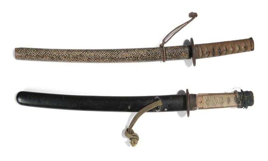 Deux o-tanto:
- L'un unokubi zukuri, hamon suguha, fusée percée d'un mekugi ana, mumei, o-surage.
(Traces de rouille, petits accidents).
Nagasa: 32,2 cm
- l'un shinogi zukuri, hamon suguha.
Nagasa: 36 cm
Fourreau en galuchat.