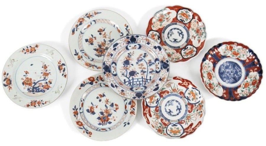 CHINE - EPOQUE KANGXI (1662 - 1722)

Quatre assiettes en porcelaine décorée en bleu sous couverte, rouge de fer et émail or de pivoines et grues. 
Diamètre: 23,2 cm 
On y joint trois coupes Imari. Japon, vers 1900. 
Diamètre: 21 cm