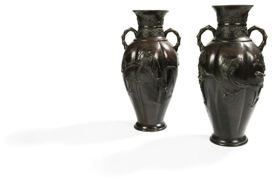 JAPON - Epoque MEIJI (1868 - 1912)

Paire de vases balustres et côtelé en bronze à patine brune à décor en relief d'oiseaux posés sur des branches de pivoines, les anses en forme de bambou. 
Hauteur: 37 cm