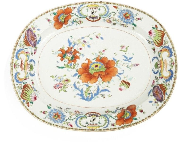 CHINE - Epoque QIANLONG (1736 - 1795)

Grand présentoir ovale en porcelaine décorée en émaux polychromes de pivoines au centre, l'aile ornée des armoiries de Madame de Poisson dit «Pompadour», entourées de pivoines et lotus. 
Longueur: 47 cm