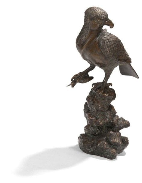 JAPON - Epoque MEIJI (1868 - 1912)

Groupe en bronze à patine brune, rapace formant brûle-parfum, posé sur un rocher et tenant dans sa griffe un oiseau.
(Restauration).
Hauteur: 41 cm