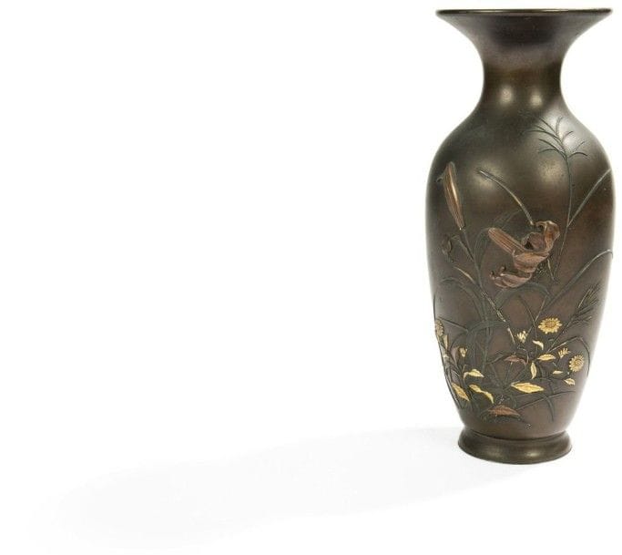 JAPON - Epoque MEIJI (1868 - 1912)

Vase de forme balustre et col évasé en bronze à patine brune à décor incrusté en relief en cuivre et cuivre doré de papillons survolant des iris. Signé d'un cartouche Dai Nihon Tokyo 
Hauteur: 28,5 cm