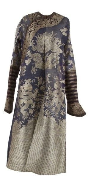 CHINE - Fin XIXe siècle

Robe d'été d'homme en soie bleue à décor brodé aux fils dorés de neuf dragons pourchassant la perle sacrée parmi les nuages et vases fleuris de pivoines.
(Petits accidents).