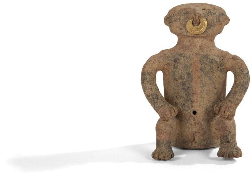 Femme assise portant une nariguera.
Terre cuite brune à décor rouge et noir. Traces d'oxyde de manganèse et de calcaire.
Culture Quimbaya, Colombie.
1200 - 1400 ap. J.-C.
H.: 19,5 cm - l.: 15 cm - Épaisseur: 12 cm
Provenance: Collection privée, Franc