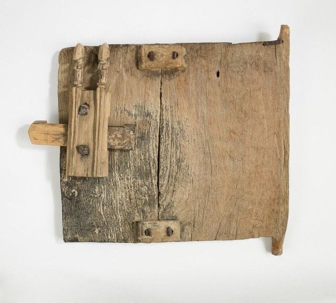 Dogon (Mali)

Porte 
Petite porte de grenier à patine d'extérieur, formée de deux panneaux taillés à l'herminette et reliés entre eux par des agrafes de bois et de fer. Serrure à motif d'oiseau à patine brune. 
Hauteur: 40 cm - Largeur: 39 cm