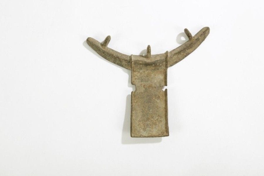 LORHON / GAN (BURKINA FASO)

Pendentif en bronze 
Beau pendentif en bronze, fondu à cire perdue par les forgerons Lhoron, fondeurs de bijoux des peuples Ashanti, Ivoiriens et Voltaïques. 
Circa XIXe siècle. 
Hauteur: 15 cm 
Provenance: Collection D. et M. Meynet, Lyon.