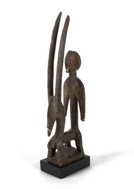 Bamana (Mali)

Cimier Tyi Wara 
Très beau cimier de la société d'initiation «Ci Wara» du culte «JO», il exalte l'activité agricole par fécondation de la terre mais il entre aussi dans le traitement des morsures de serpent. La sculpture exalte la dimension fantastique des êtres hybrides, l'oryx femelle étant ici associée à une figurine masculine «Jonyeleni». Style de la région de Segou. 
Hauteur: 45,5 cm 
Provenance: Ancienne Collection Baron F. Rollin / James Willis gallery, San Francisco / Galerie Dartevelle, Bruxelles / Collection privée, Paris.