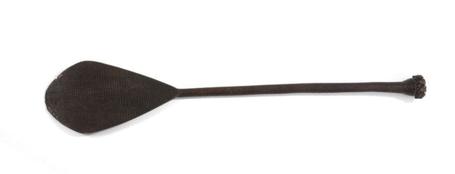 RATVAVAEE (ÎLES AUSTRALES)

Pagaie cérémonielle 
Belle pagaie en bois à patine brun foncé, incisé de motifs géométriques. Pommeau sculpté d'une frise circulaire de figures féminines stylisées réunies par les mains et les genoux. Cette pagaie de prestige était utilisée comme accessoire de danse. Circa 1880/1900. 
Hauteur: 97,5 cm 
Provenance: Collection particulière, Paris