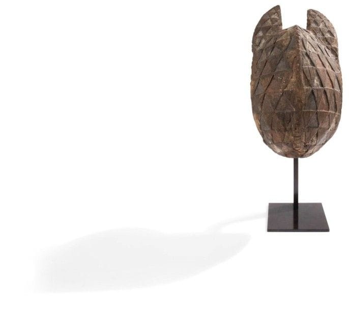 Mossi (Burkina Faso)

Masque cimier 
Très beau masque casque de grande ancienneté, décoré d'un motif géométrique de triangles colorés en rouge, blanc et noir. Représentant un lion, animal totémique du clan. Style du Yatenga ou du Risiam. Usures. 
Hauteur: 33 cm - Largeur: 20 cm