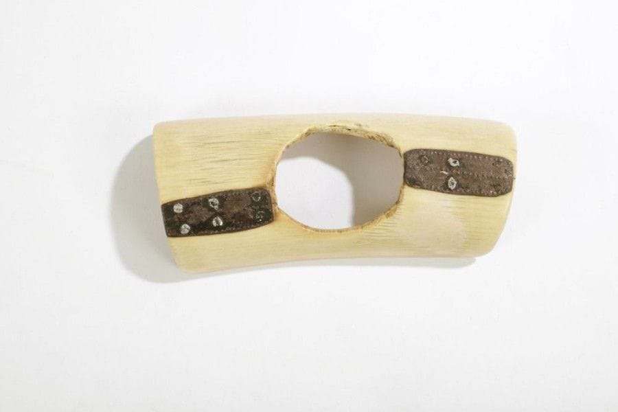 GURUNSI (Burkina Faso)

Manchette en ivoire 
Ivoire de belle ancienneté, présentant une restauration «indigène» montrant l'importance de l'objet. Patine blonde, plaques d'aluminium. 
Longueur: 23,5 cm ? Largeur: 10 cm 
Bibliographie: G. Speranza, Objets blessés, Musée du Quai Branly, Paris, 2007.