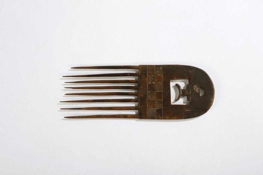 ASHANTI (GHANA / R. CÔTE d'IVOIRE)

Peigne 
Beau peigne en bois à patine brune, à huit dents, décors géométriques et ajouré d'un siège de chefferie. 
Hauteur: 21 cm 
Provenance: Collection particulière, Paris