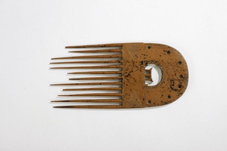 ASHANTI (GHANA / R. CÔTE d'IVOIRE)

Peigne 
Beau peigne en bois à patine brune clair, à douze dents, décors gravés et ajouré d'un siège de chefferie. sept trous de décoration.
Hauteur: 23,5 cm 
Provenance: Collection particulière, Paris