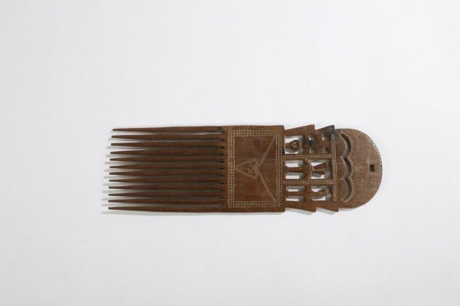 ASHANTI (GHANA / R. CÔTE d'IVOIRE)

Peigne 
Beau peigne de mariage à décors gravés, éléments porte-bonheur, tête, calao, c?ur, possédant 12 dents, patine brune. 
Hauteur: 27 cm 
Provenance: Collection particulière, Paris