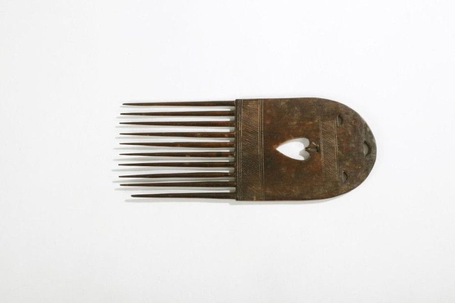 ASHANTI (GHANA / R. CÔTE d'IVOIRE)

Peigne 
Beau peigne en bois à patine brune, à dix dents, décors géométriques et ajouré d'un as de pique et de trois croissants de lune. 
Hauteur: 22 cm 
Provenance: Collection particulière, Paris