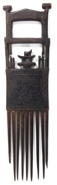 ASHANTI (GHANA / R. CÔTE d'IVOIRE)

Peigne 
Très beau peigne de mariage à dix-huit dents (une cassée) sculpté sur sa partie supérieure d'un décor architectural dans lequel s'insère une tête féminine. Décor de recades, crocodîles, araignées, croix, calao. Cassure, recollage. Patine ancienne brune. 
Hauteur: 38 cm 
Provenance: Collection particulière, Paris.