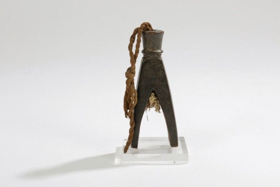 BETE (R. CÔTE d'IVOIRE)

Poulie de métier à tisser 
Très belle poulie à simple décor géométrique anthropomorphe, belle patine brune. Cordelette de suspension. 
Hauteur: 11 cm 
Provenance: Collection particulière, Paris.